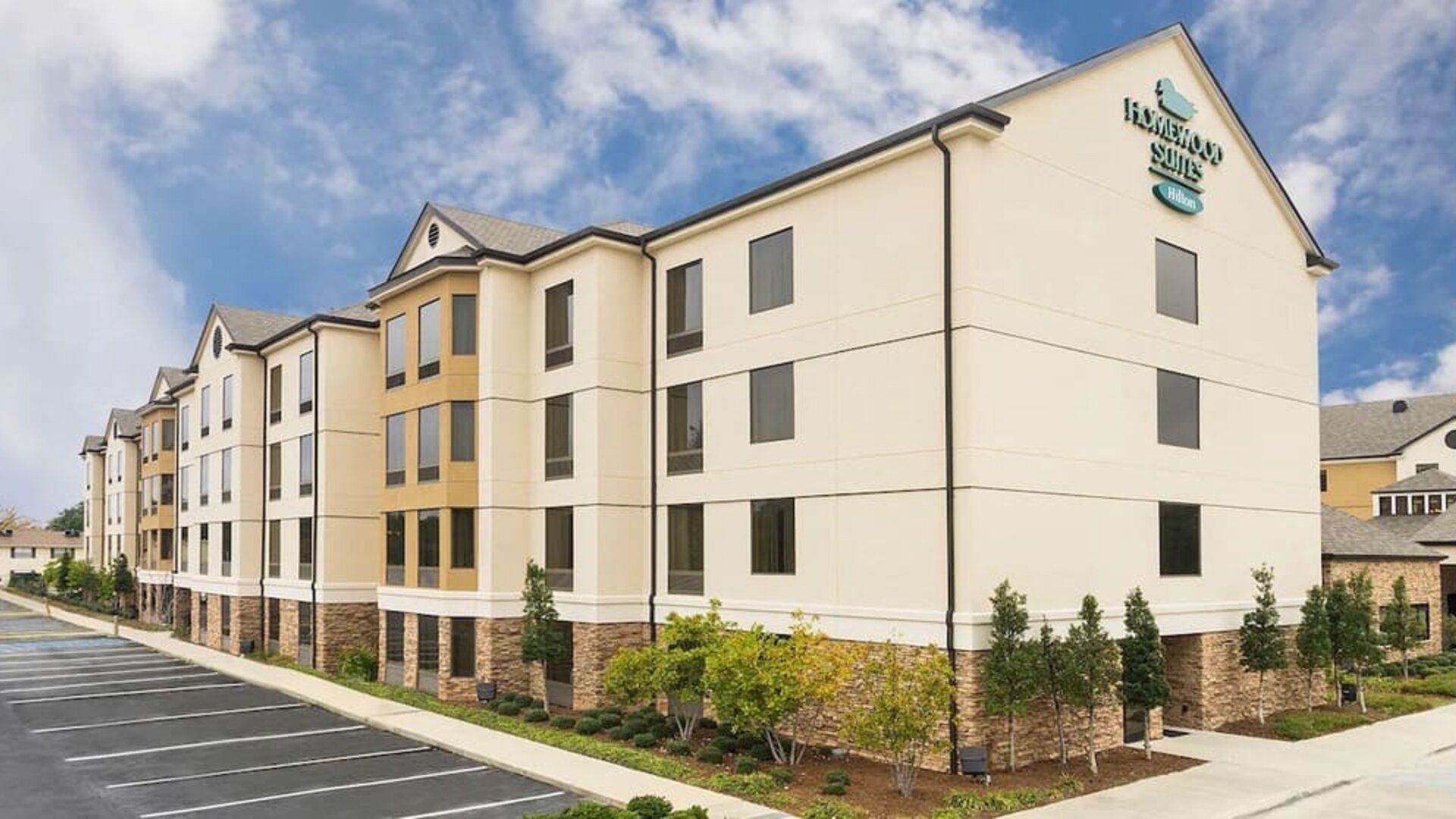 Hotel exterior and parking area at Homewood Suites By Hilton Shreveport / Bossier City, LA.