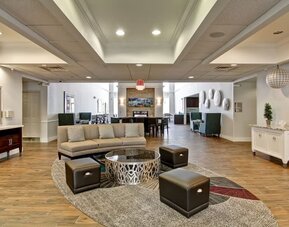 Lobby lounge ar Homewood Suites By Hilton Newark-Cranford.