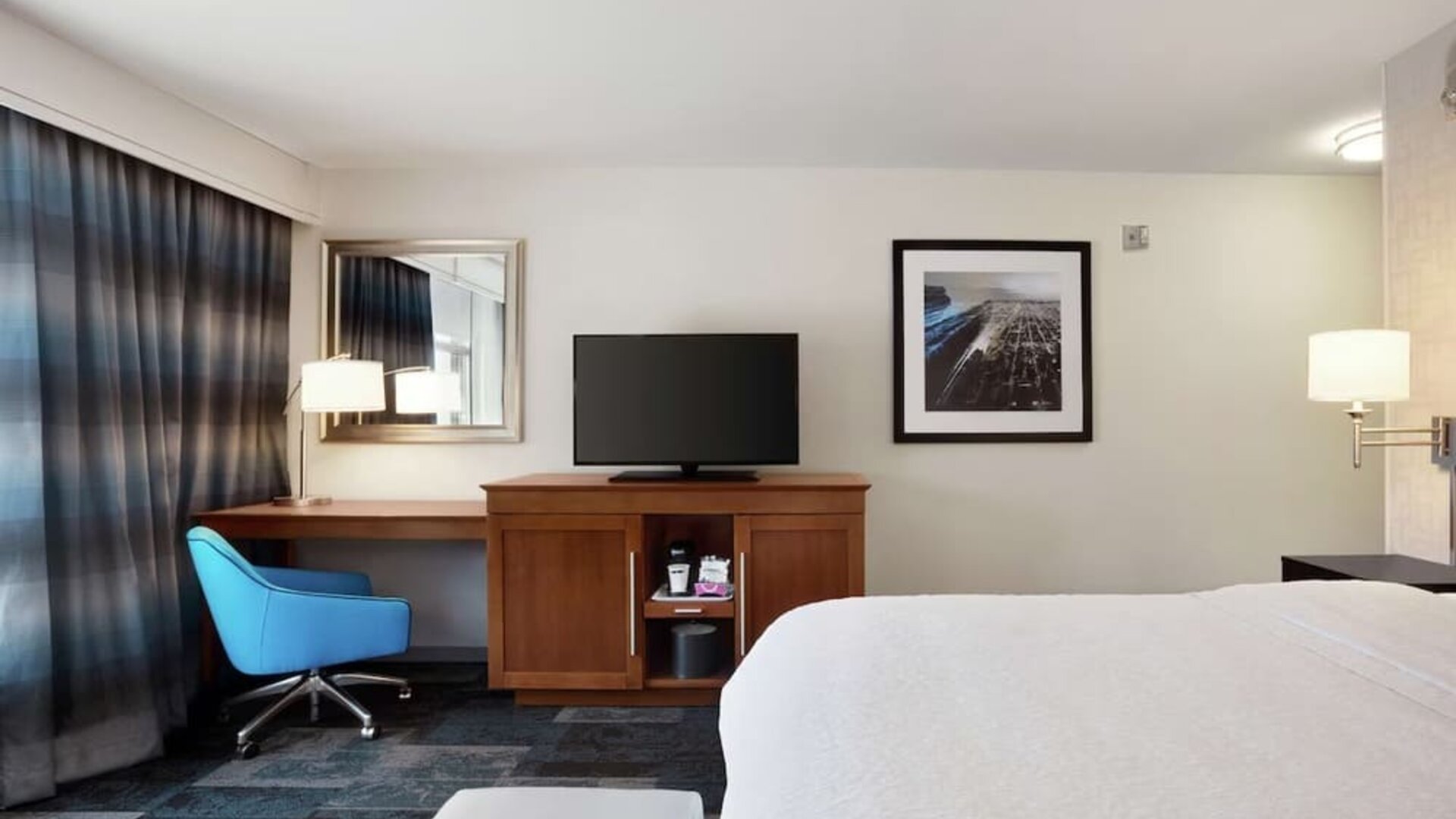 Day use room' workspace at Hampton Inn & Suites Rosemont Chicago O'Hare.