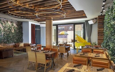 Dining area perfect for coworking at Royalton Park Avenue.