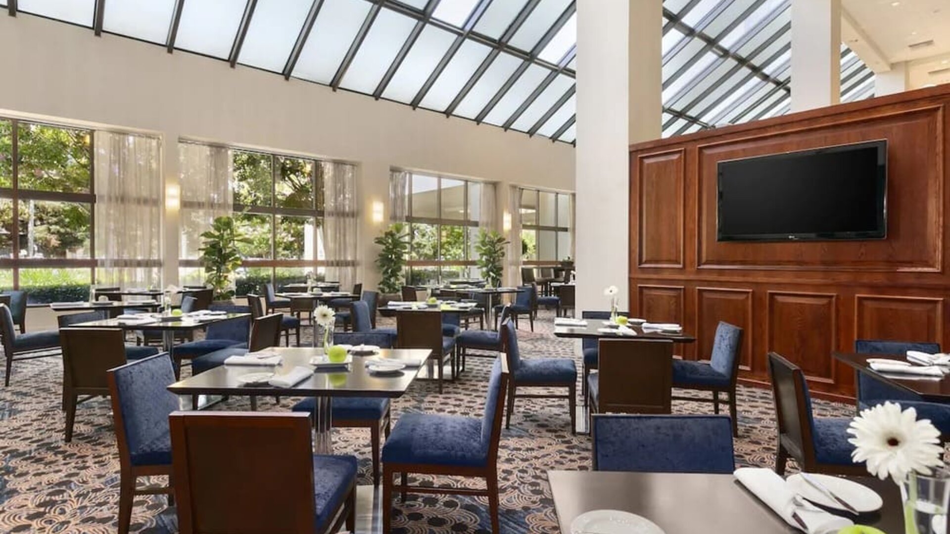 Dining area perfect for coworking at Embassy Suites By Hilton Santa Clara Silicon Valley.