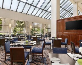 Dining area perfect for coworking at Embassy Suites By Hilton Santa Clara Silicon Valley.