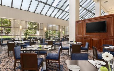 Dining area perfect for coworking at Embassy Suites By Hilton Santa Clara Silicon Valley.