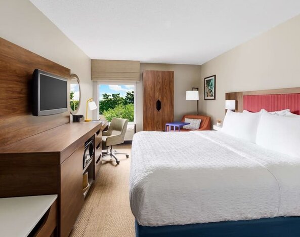 Day use room with work desk and natural light at Hampton Inn Ft. Lauderdale-Cypress Creek.