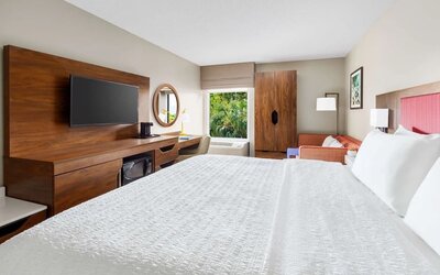 Day use room with work desk and natural light at Hampton Inn Ft. Lauderdale-Cypress Creek.