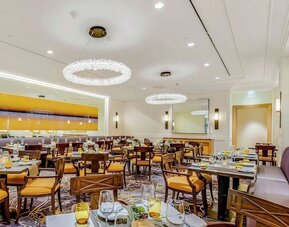 Dining area perfect for coworking at Hilton Los Angeles Airport.