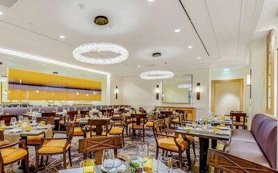 Dining area perfect for coworking at Hilton Los Angeles Airport.