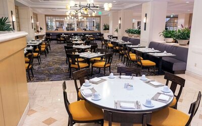 Breakfast area perfect for coworking at Hilton Los Angeles Airport.
