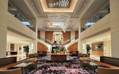 Lobby lounge area and workspace at Hilton Los Angeles Airport.