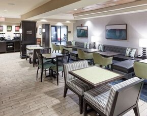 On-site restaurant at Hampton Inn & Suites Gainesville-Downtown.