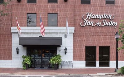 Entrance at Hampton Inn & Suites Gainesville-Downtown. 