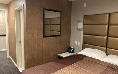 Cozy delux king room with private bathroom at Hotel Key.