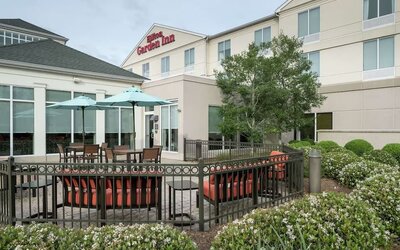 Exterior lounge seating, perfect for coworking at Hilton Garden Inn Dothan.