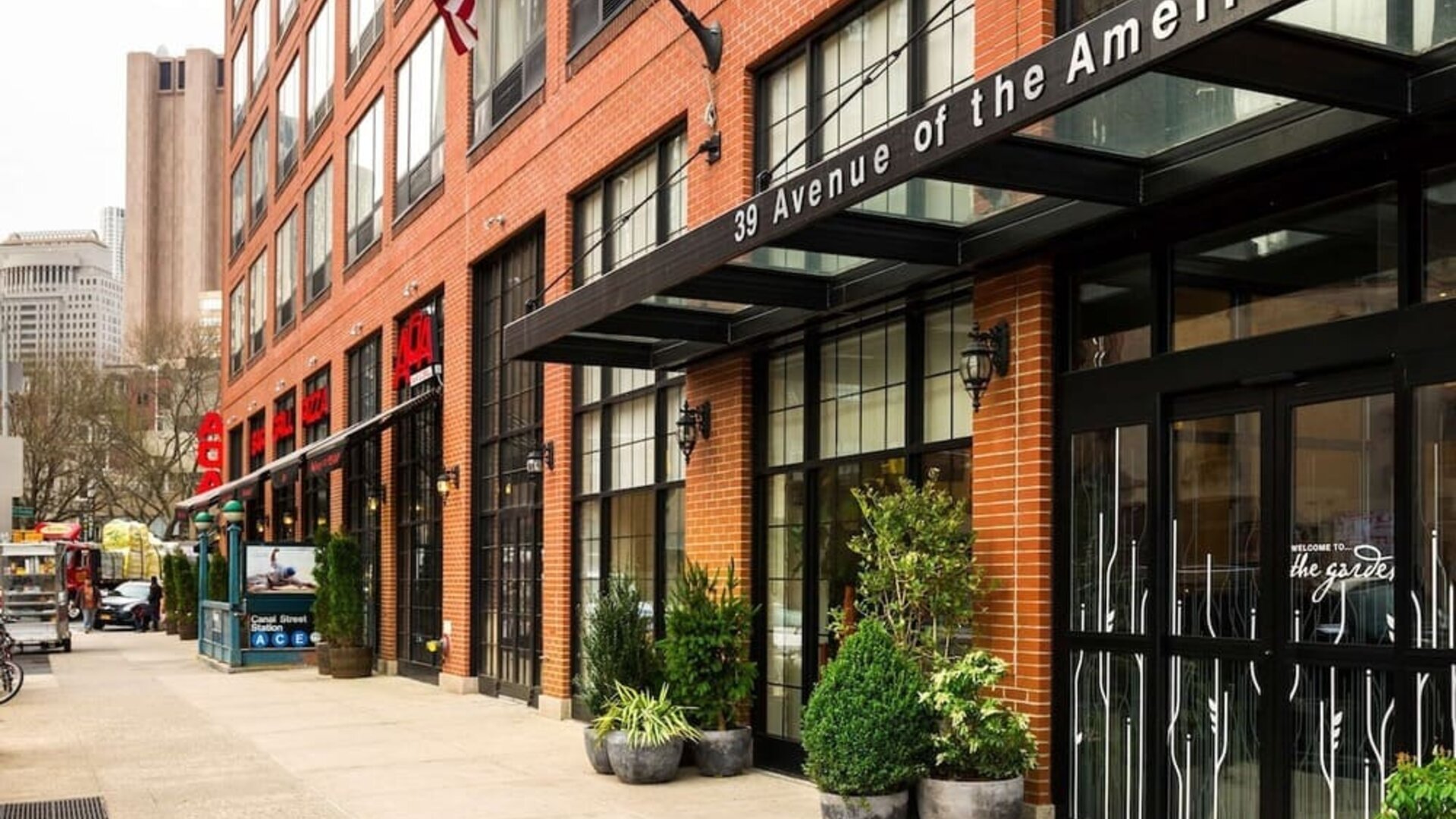 Entrance at Hilton Garden Inn New York/Tribeca.