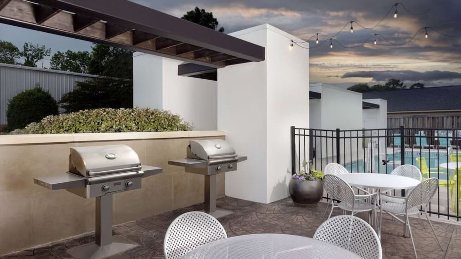 Patio with BBQ and picnic area at Home2 Suites By Hilton Charleston Airport/Convention Center.