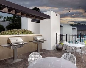Patio with BBQ and picnic area at Home2 Suites By Hilton Charleston Airport/Convention Center.