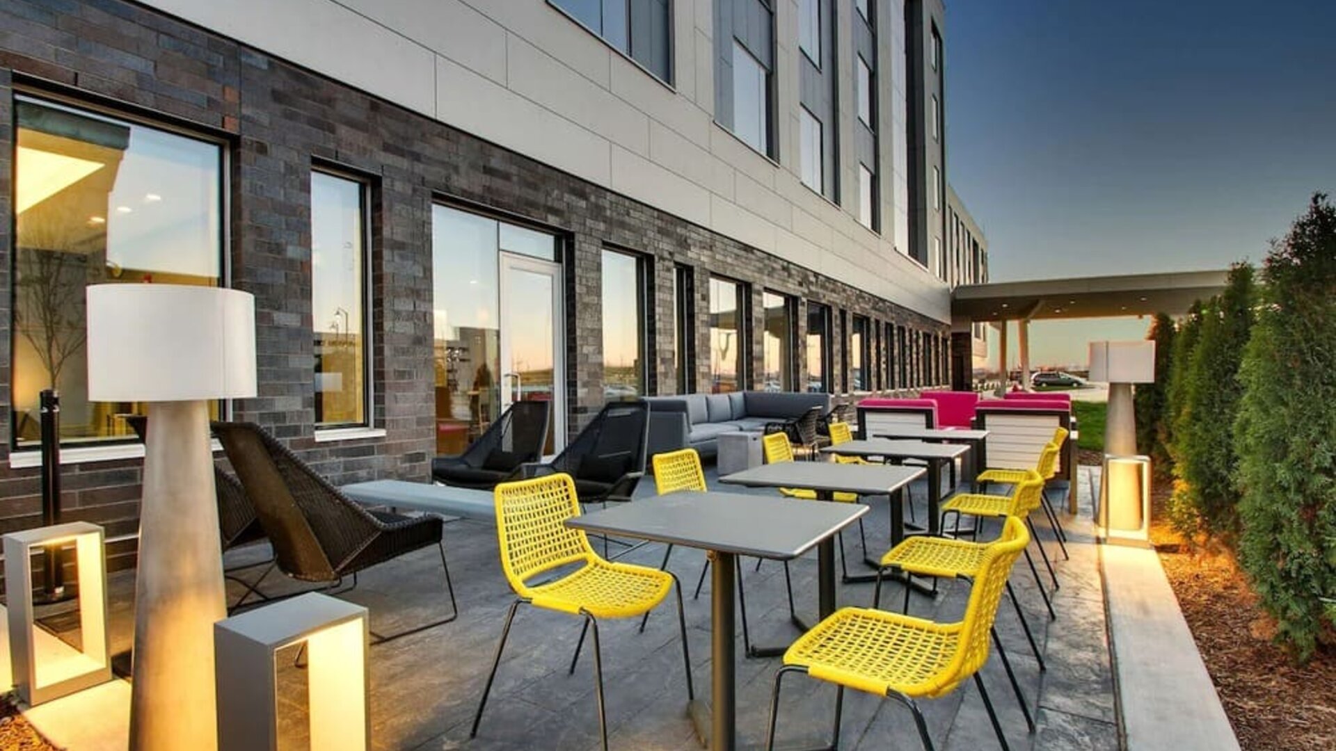 Outdoor seating at The Rose Hotel Chicago O’Hare, Tapestry Collection By Hilton.