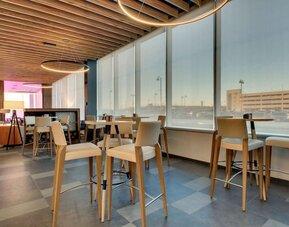 Lobby workspace at The Rose Hotel Chicago O’Hare, Tapestry Collection By Hilton.