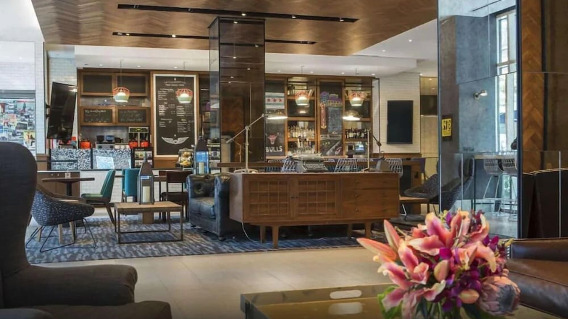 Lounge area and workspace at The Chicago Hotel Collection - Magnificent Mile.