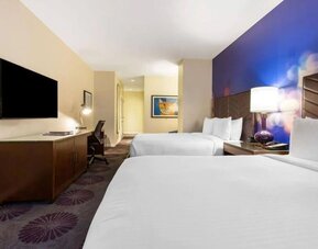 Day use twin room with work desk and private guest bathroom at The Chicago Hotel Collection - Magnificent Mile.