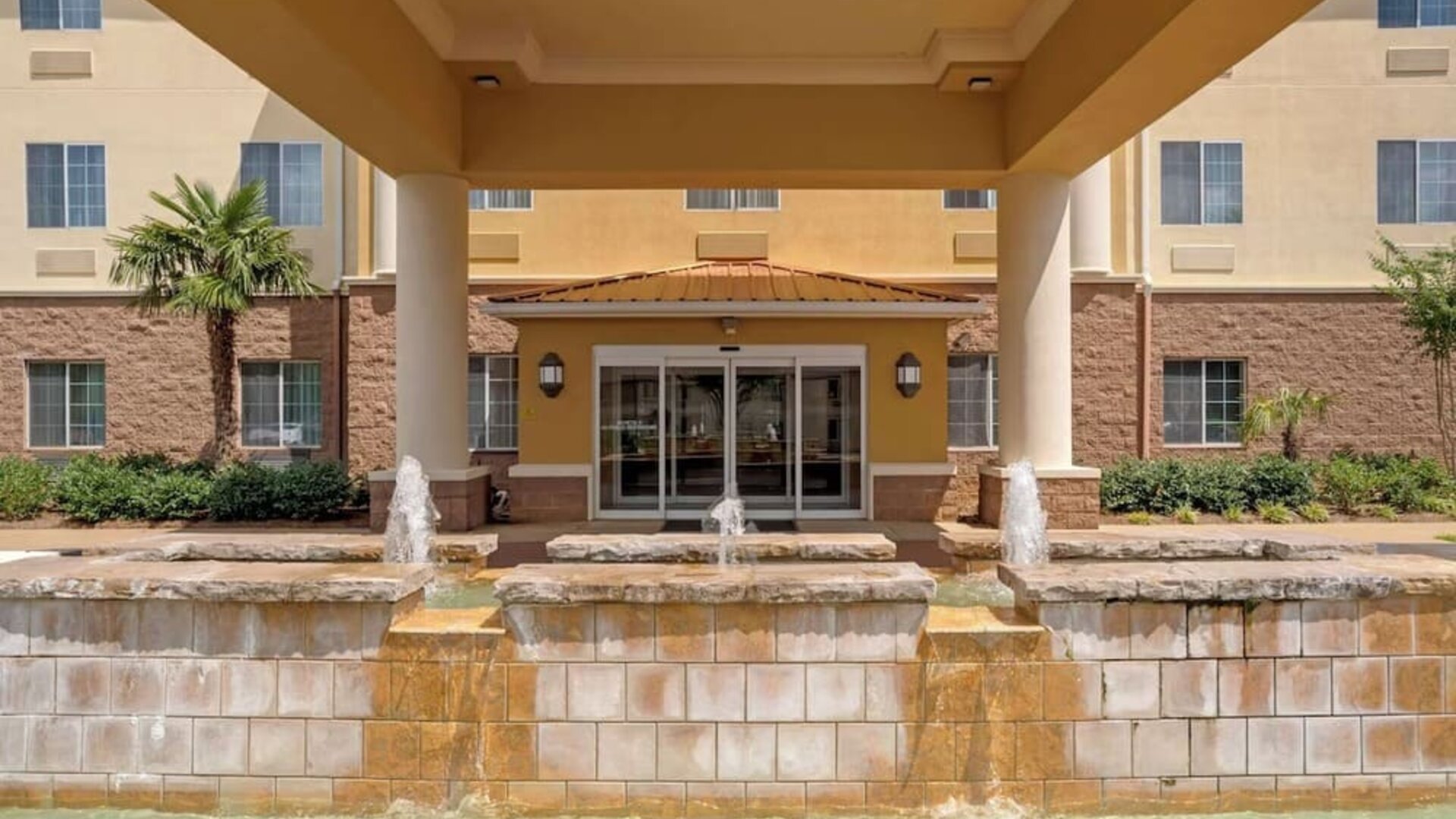 Beautiful entrance at Comfort Suites Alexandria, LA
