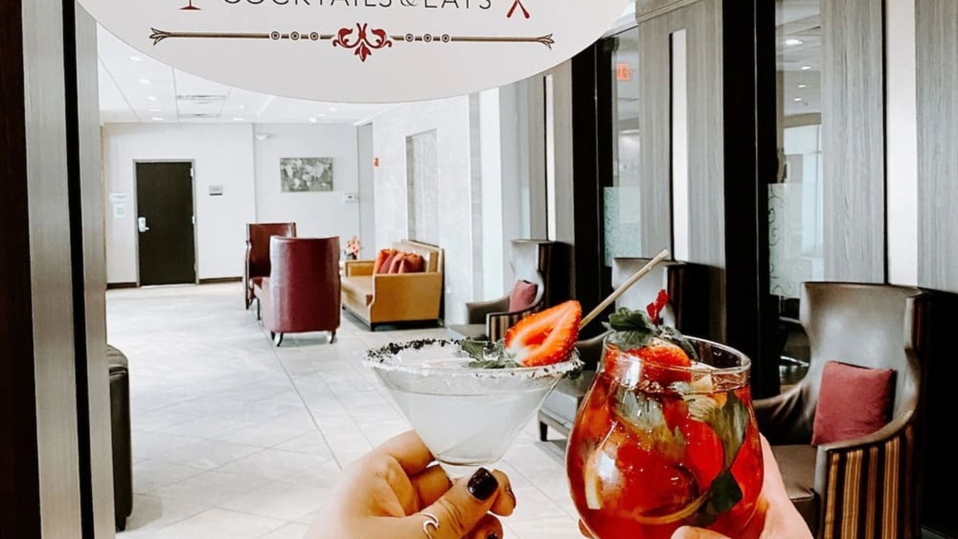 Cocktails and bar at Crowne Plaza Chicago SW.