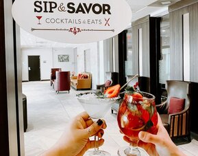 Cocktails and bar at Crowne Plaza Chicago SW.