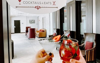 Cocktails and bar at Crowne Plaza Chicago SW.