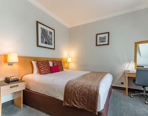 King room at Thistle Bloomsbury Park.