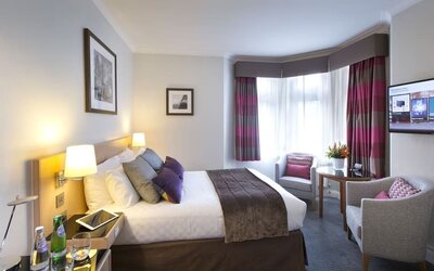 King room at Thistle Bloomsbury Park.