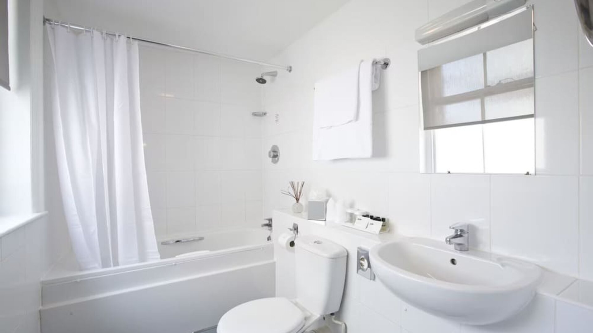 Guest bathroom at Thistle Bloomsbury Park.