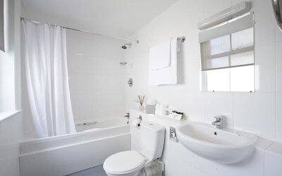 Guest bathroom at Thistle Bloomsbury Park.