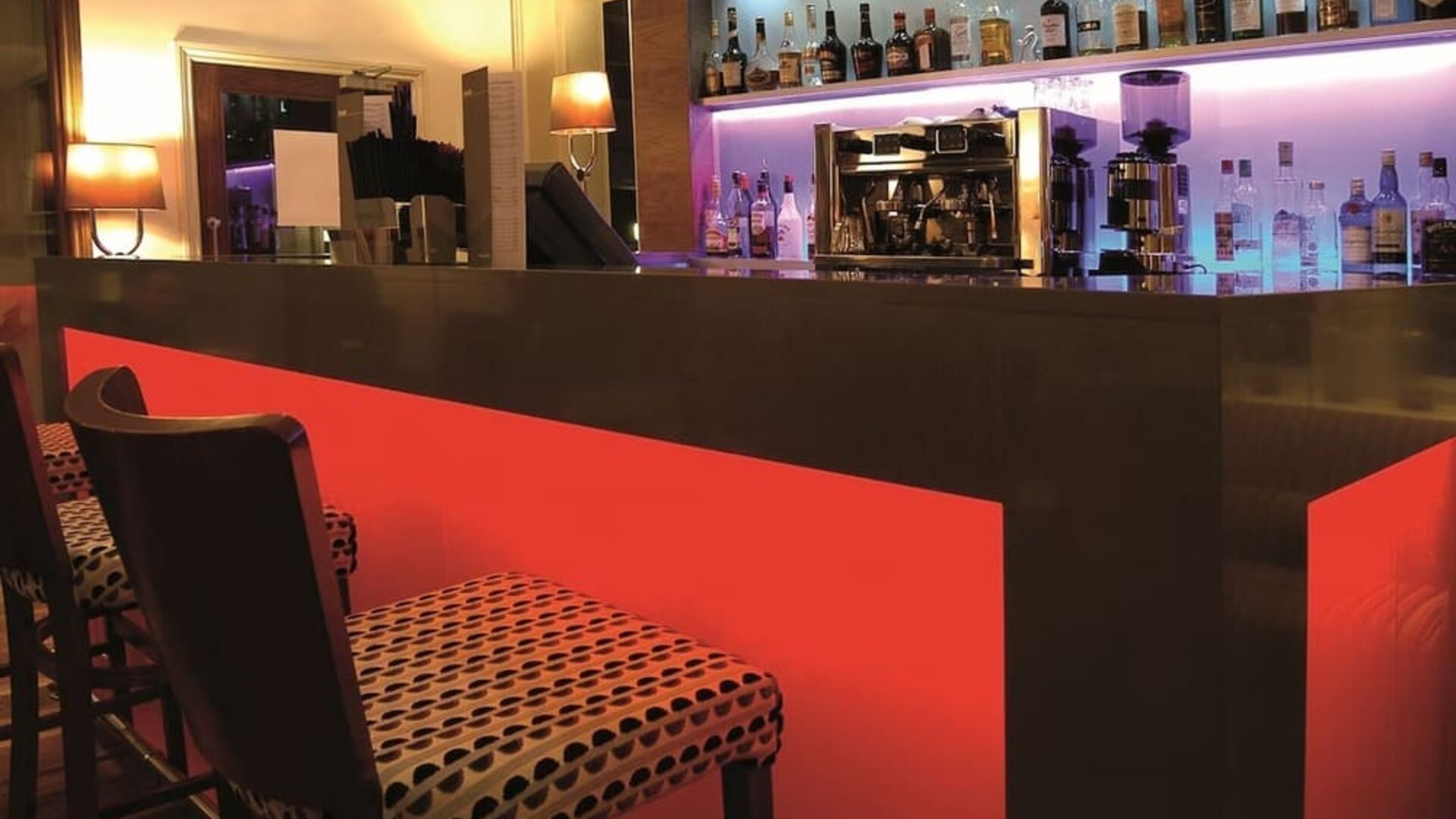 Cozy bar at Thistle Bloomsbury Park.