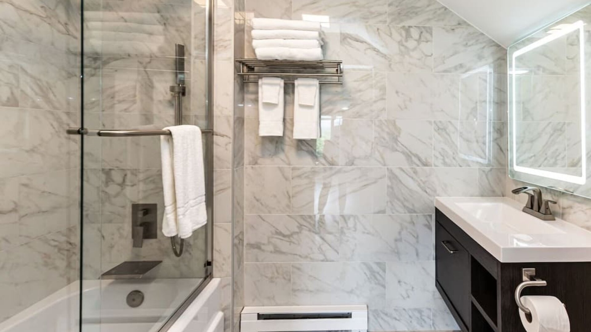 Private guest bathroom with combined shower and tub at SKYLARANNA Resort & Spa.