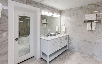 Private bathroom with free toiletries at SKYLARANNA Resort & Spa.