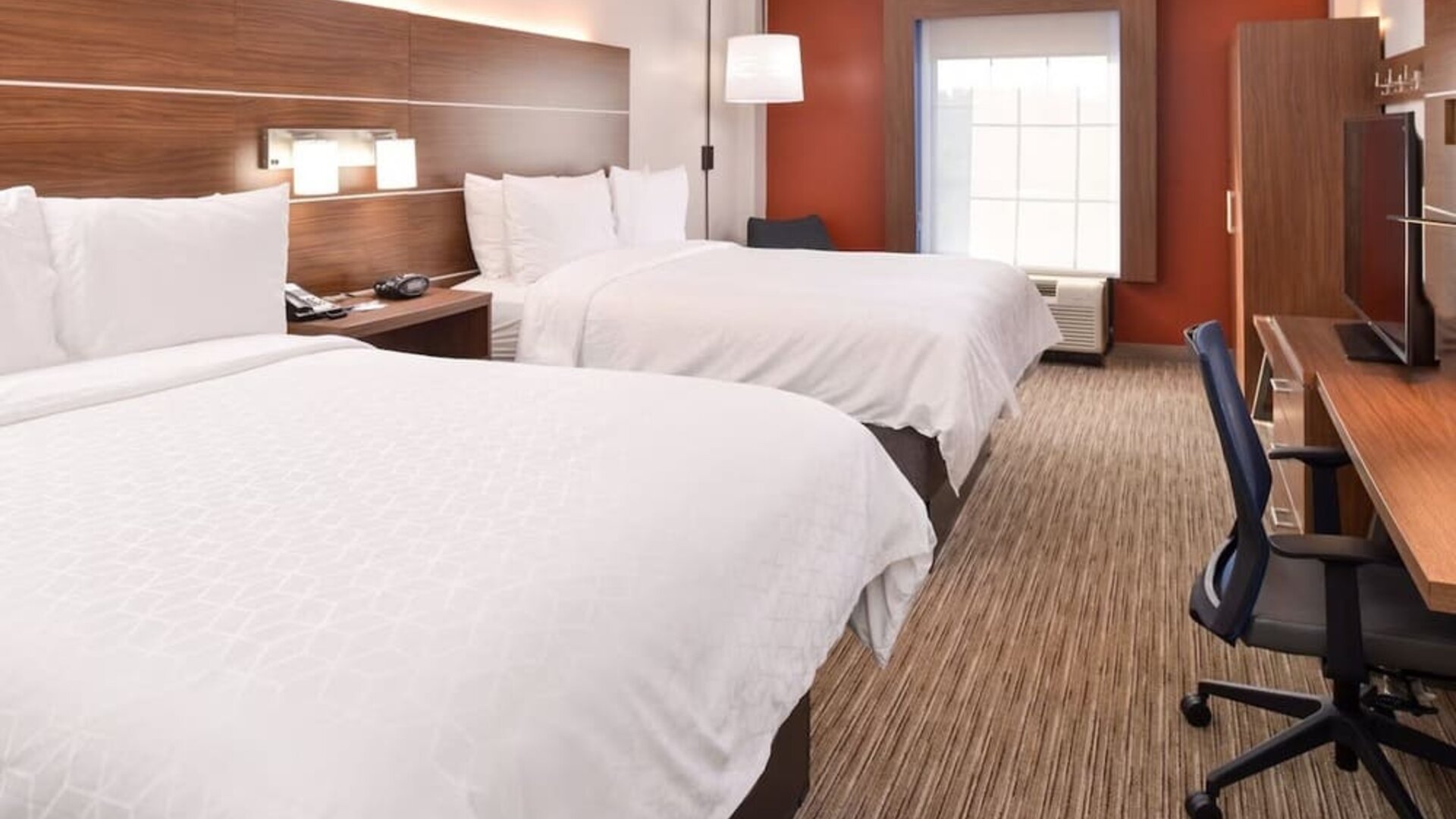 Day use twin room with work desk and private bathroom at Holiday Inn Express Towson Baltimore North.