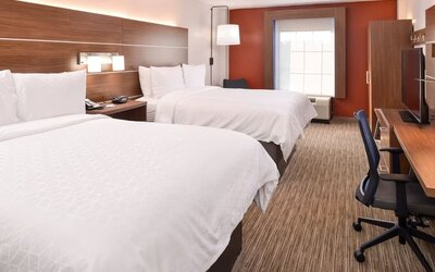 Day use twin room with work desk and private bathroom at Holiday Inn Express Towson Baltimore North.