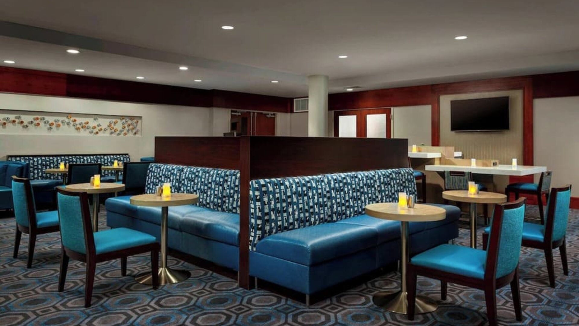 Dining area at Courtyard Boston Cambridge.