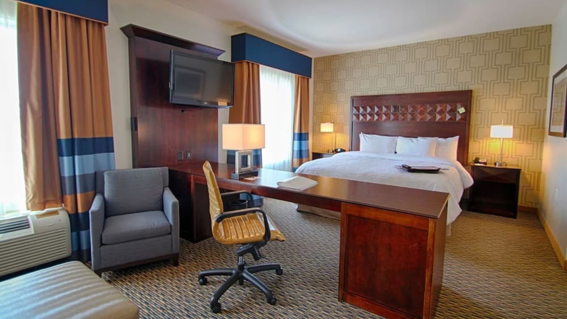 Day use suite with workspace and living area at Hampton Inn & Suites Trophy Club - Fort Worth North, TX.