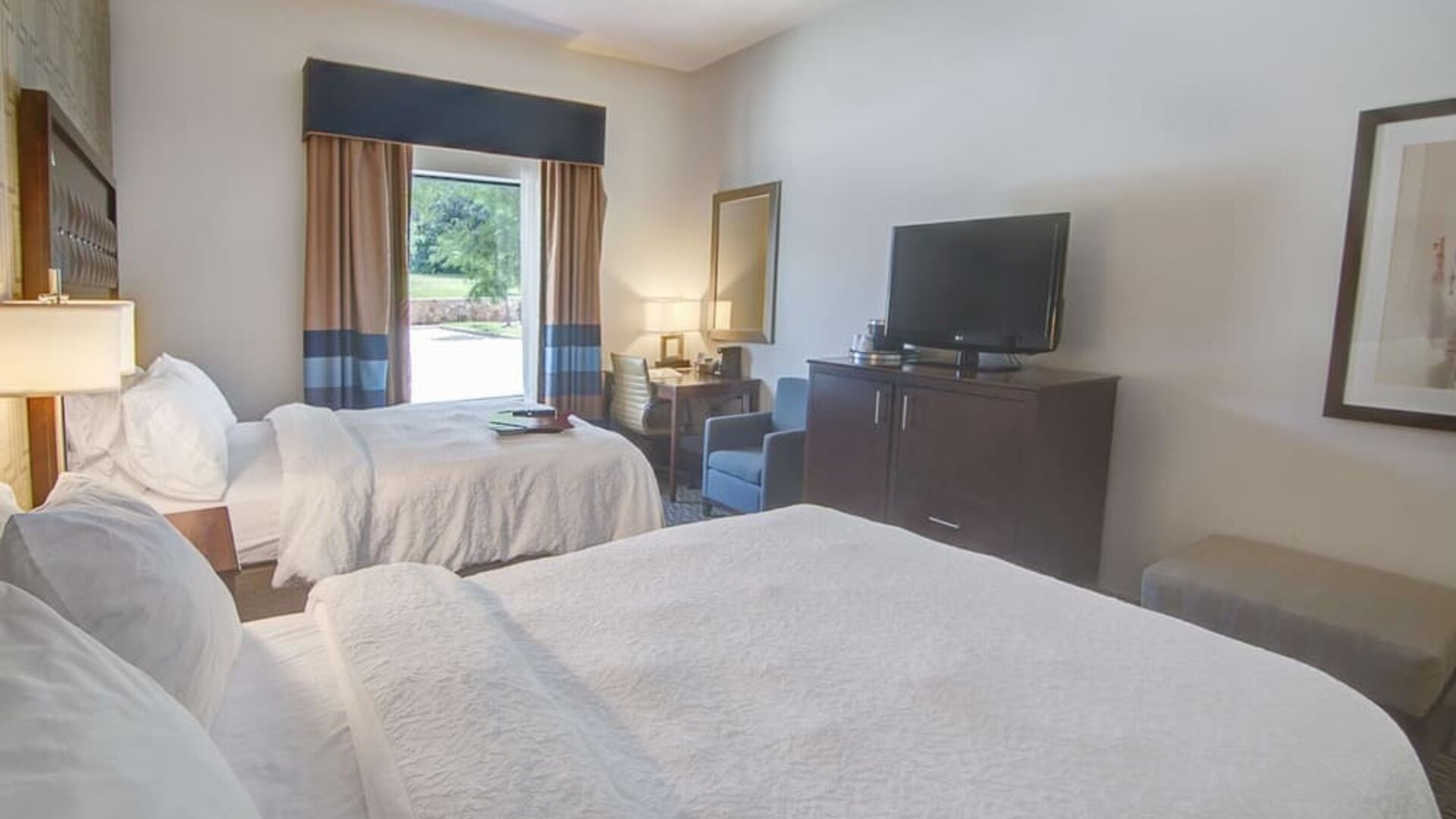 Day use twin room with work desk at Hampton Inn & Suites Trophy Club - Fort Worth North, TX.