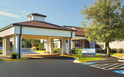 Hotel entrance and parking area at Sonesta Select Atlanta Norcross I-85.