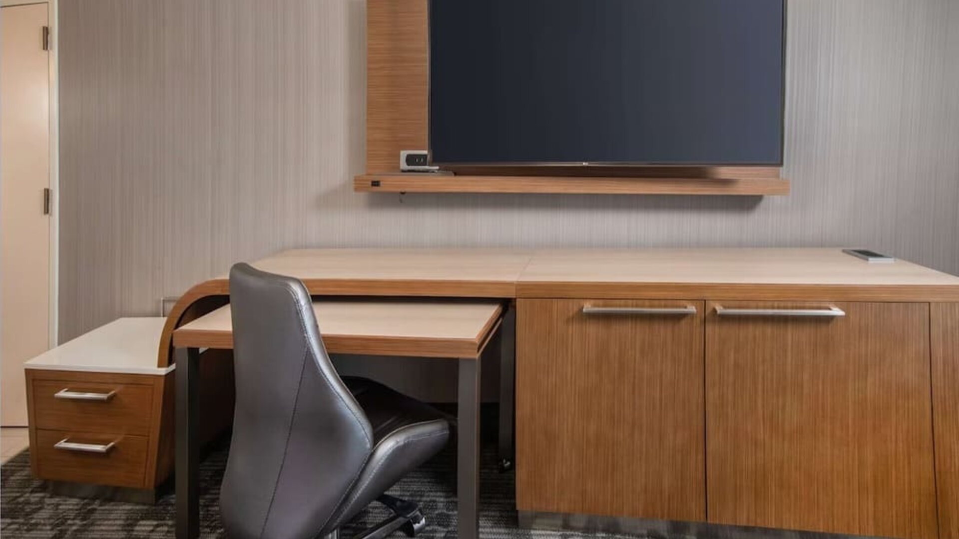 Day use room' workspace at Sonesta Select Atlanta Norcross I-85.