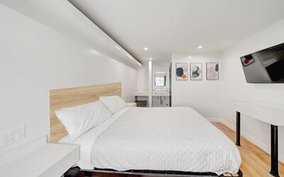 Day room with TV at Casablanca Inn.