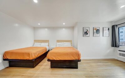 Day room with TV at Casablanca Inn.