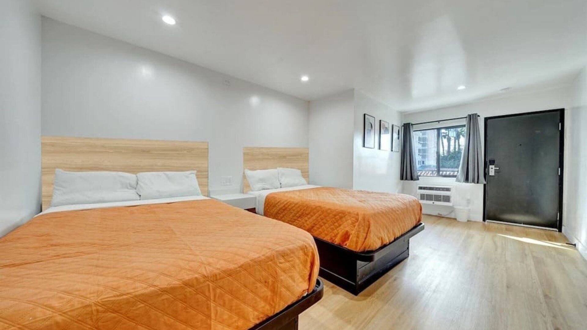 Day room with TV at Casablanca Inn.