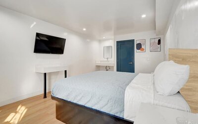 Day room with TV at Casablanca Inn.