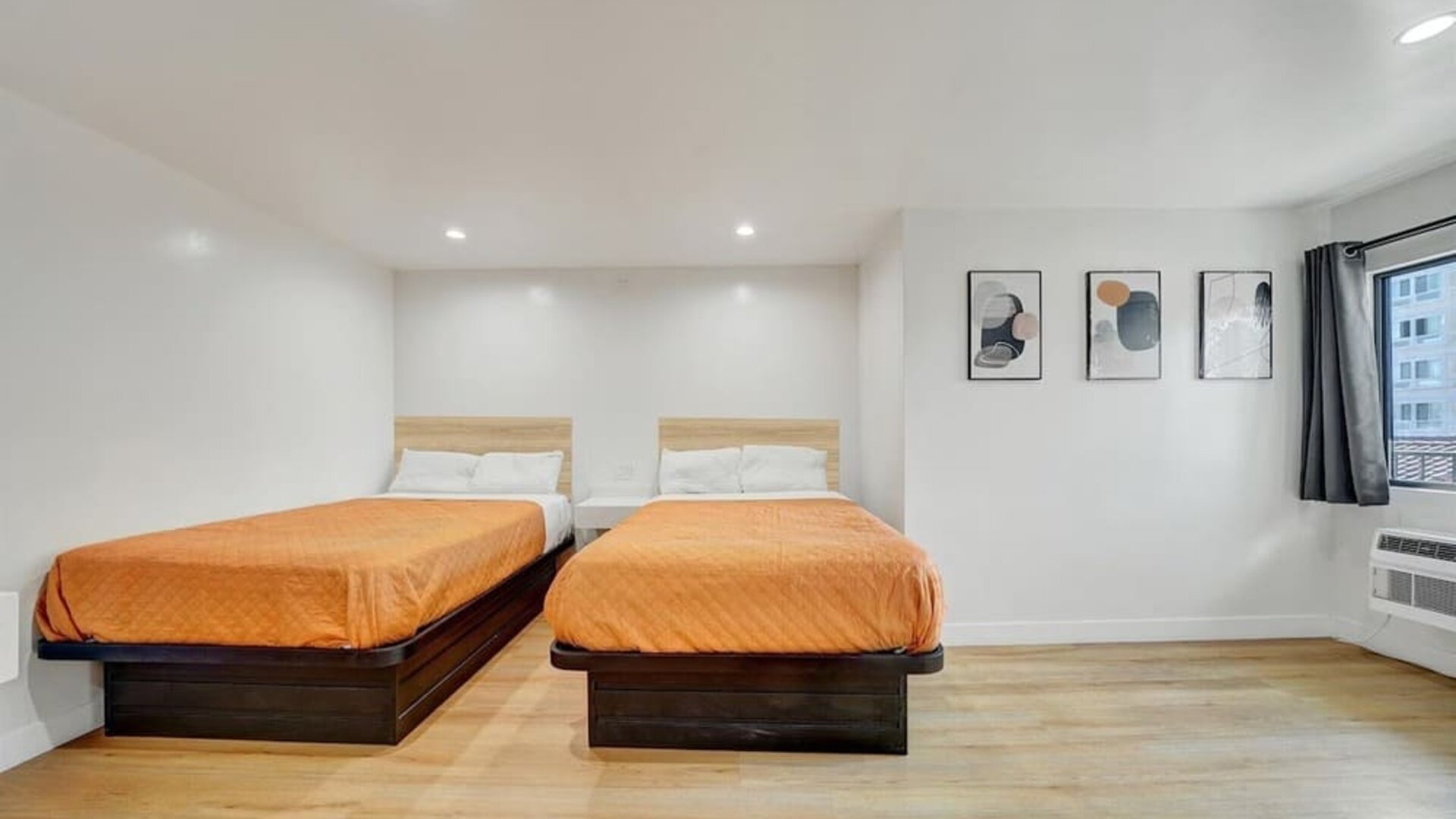 Day room with TV at Casablanca Inn.