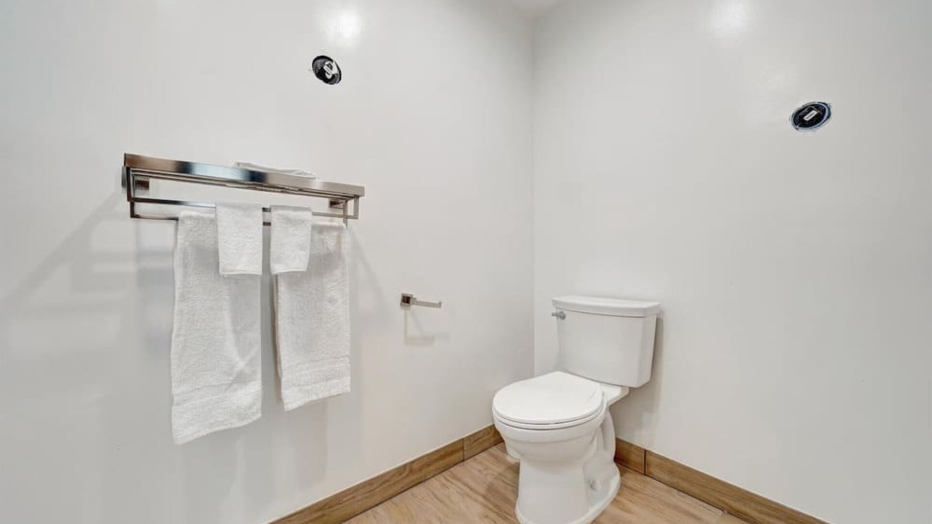 Day room with guest bathroom at Casablanca Inn.