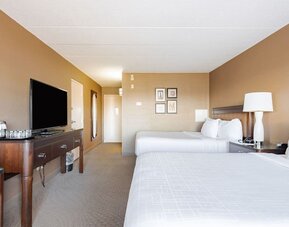 Day use twin room with workspace at Wyndham Omaha.