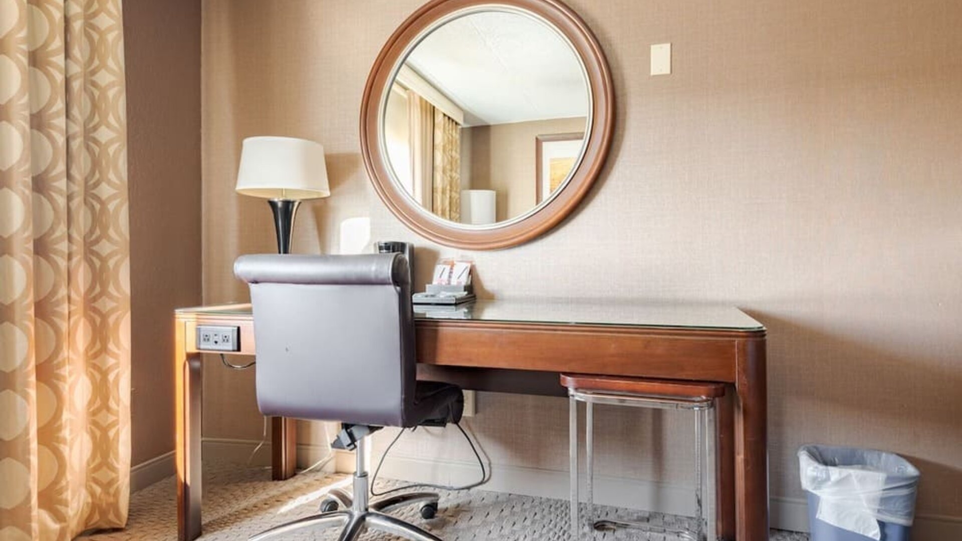 Day use room´s workspace at Wyndham Omaha.